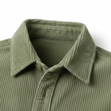 Chemise en velours côtelé pour homme avec col rabattu et poche poitrine