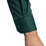 Chemise cintrée à manches longues avec col classique et tissu extensible