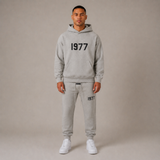 Ensemble Premium Streetwear pour Hommes 1977 – Sweat à Capuche & Pantalon de Jogging – Gris