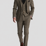 Costume trois pièces en tweed avec chaîne de montre
