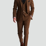 Costume trois pièces en tweed avec chaîne de montre