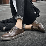 Baskets basses homme à lacets et panneaux surpiqués