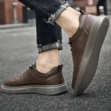 Baskets basses homme à lacets et panneaux surpiqués